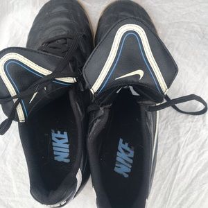 Nike indoor soccer shoes. Size (8)